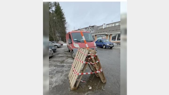 поддоны над лужей