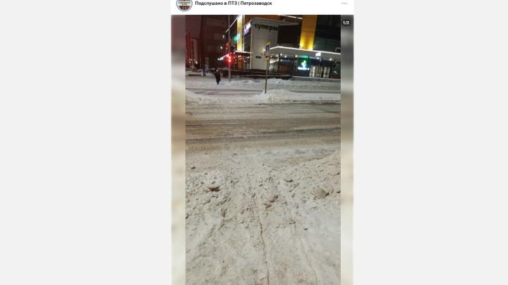 снег на тротуаре