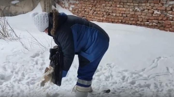 человек убирает голову в мешок