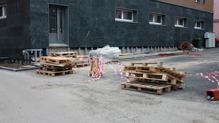 Складирование мусора в городском дворе.
