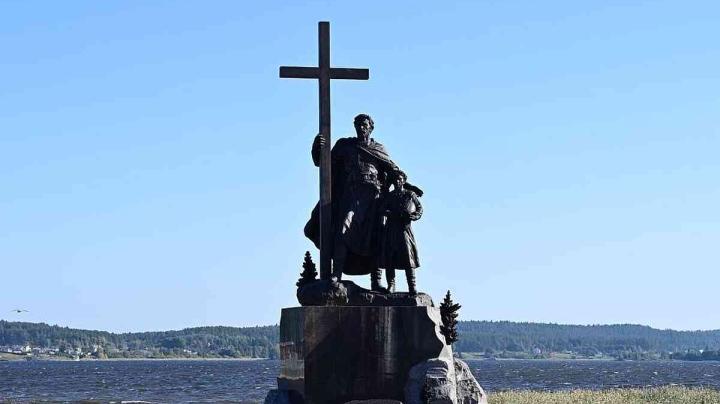 памятник крещению карелов