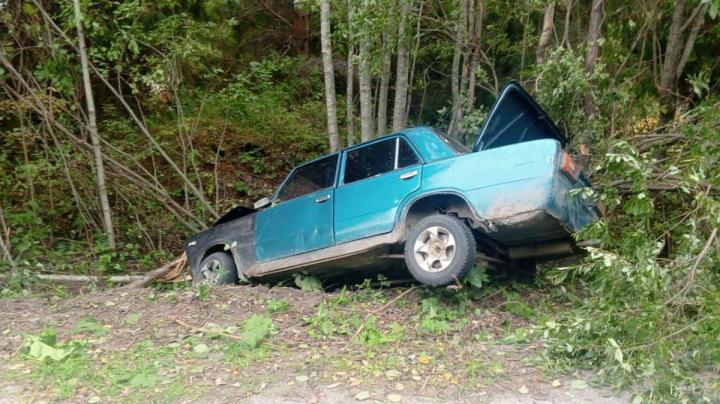 Автомобиль в кювете после ДТП