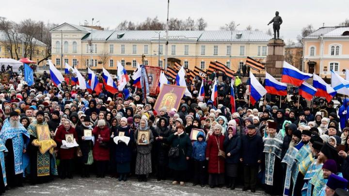участники крестного хода