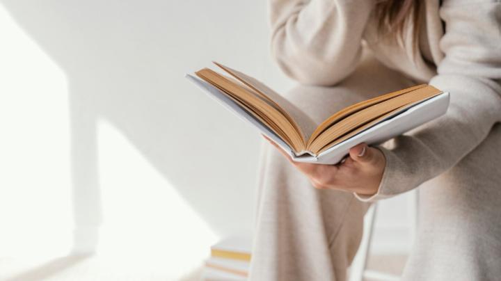 девушка и книга