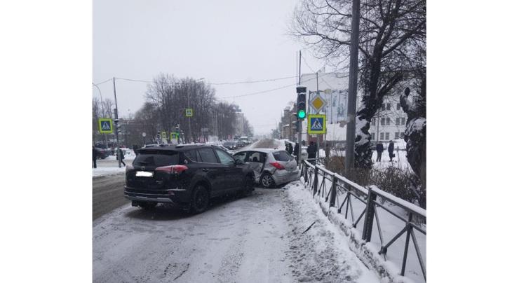 столкнувшиеся авто