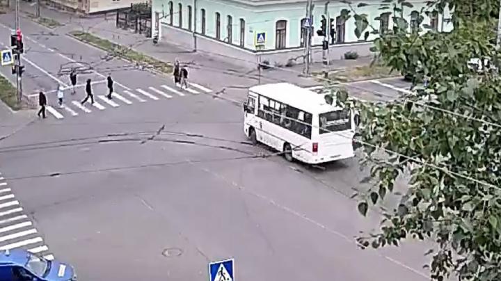 Автобус проехал на красный