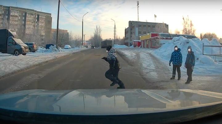 перебегает дорогу