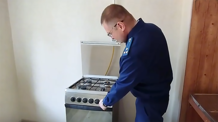 Прокурор оценивает состояние жилья для сирот.