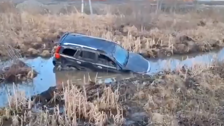 Автомобиль в кювете после ДТП.
