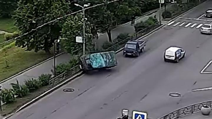 Перевернувшийся автомобиль