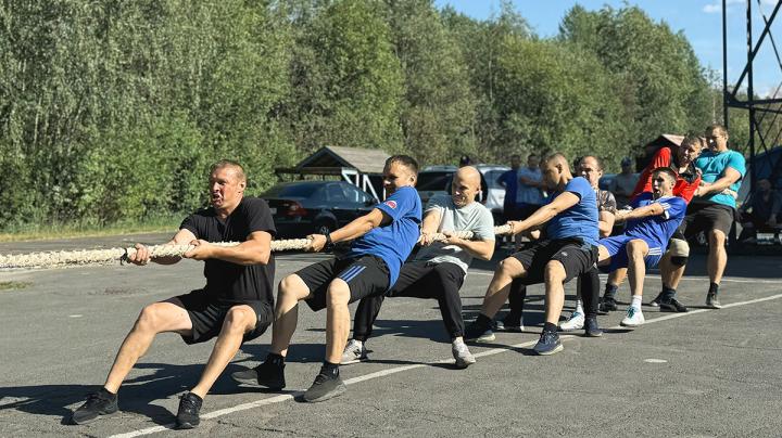 Пожарные соревнуются в перетягивании каната.