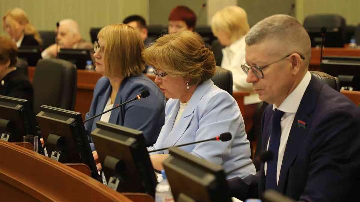 депутаты обсуждают бюджет