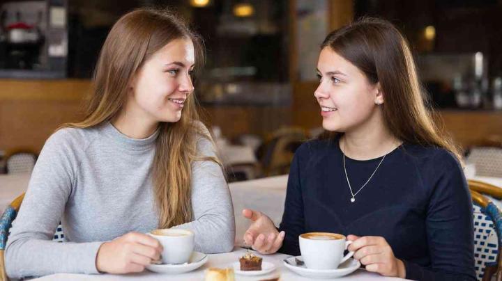 девушки в кафе