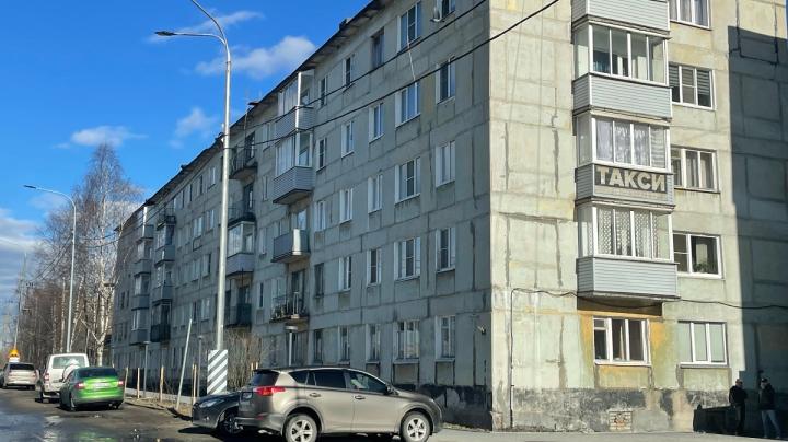 Дом в Кеми уходит под землю
