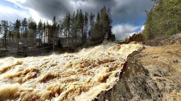 30-метровый водопад Гирвас в Карелии.