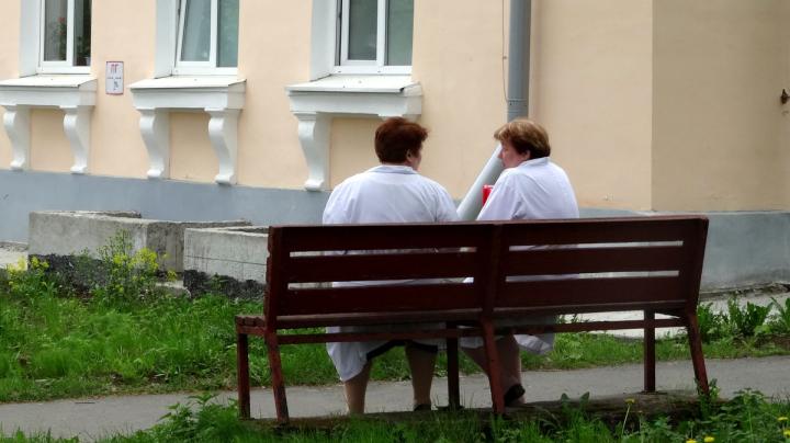 медицинские работники около республиканской больницы