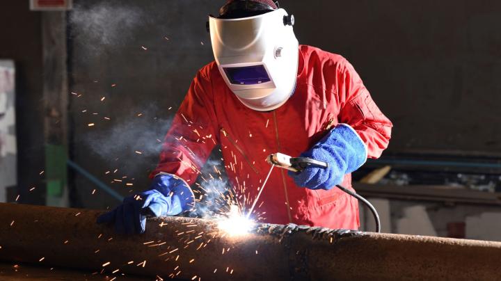 Электрогазосварщик на работе