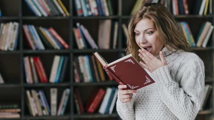 Девушка читает книгу