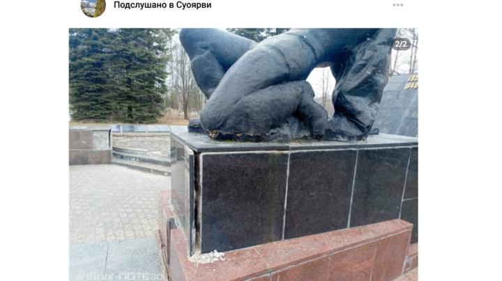 плиты отваливаются на памятнике