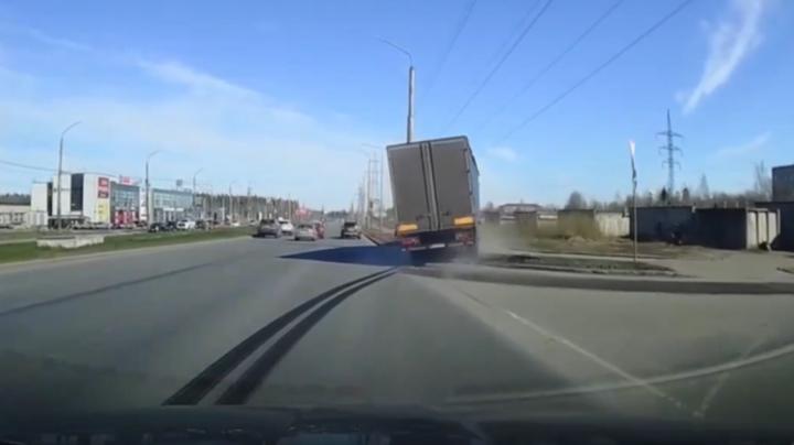 фура на тротуаре