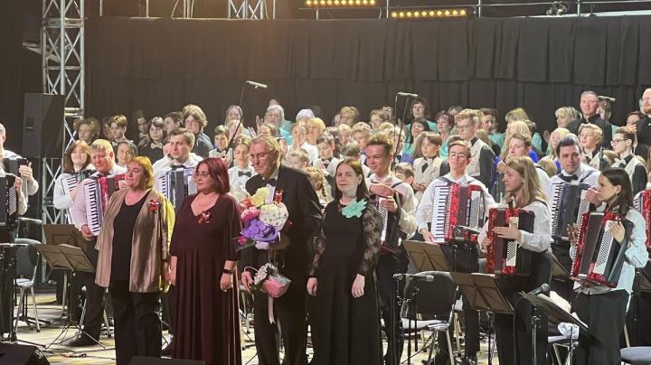 участники концерта на сцене  колизей хола