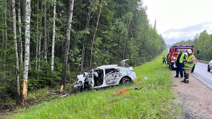 Автомобиль в кювете после аварии.