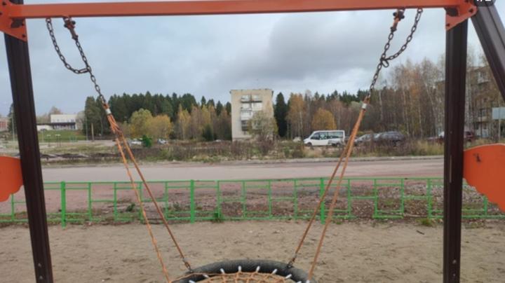 вандалы на детской площадке