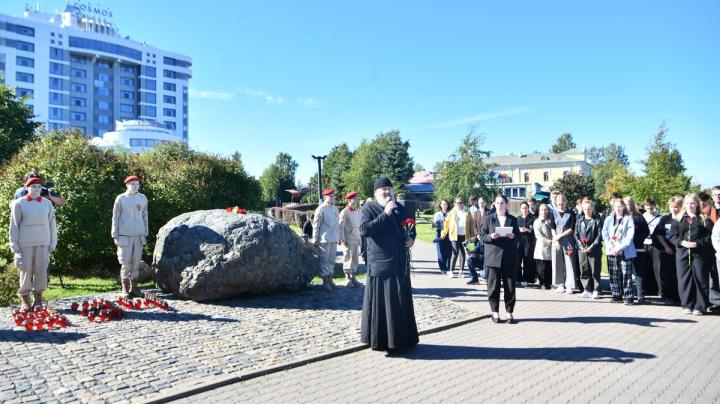 камень скорби в Петрозаводске