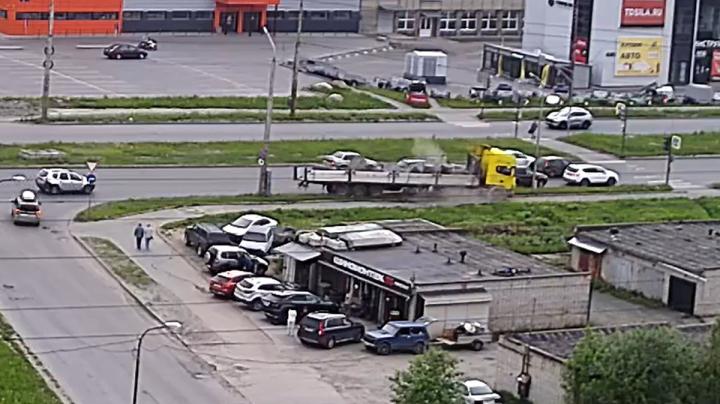 грузовик на газоне
