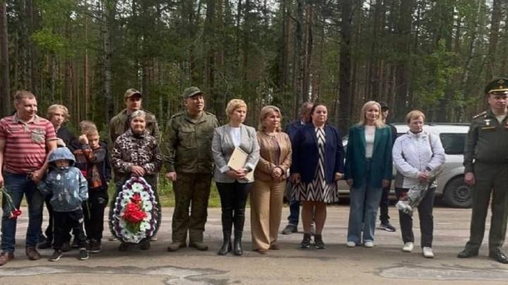 Люди на мемориале