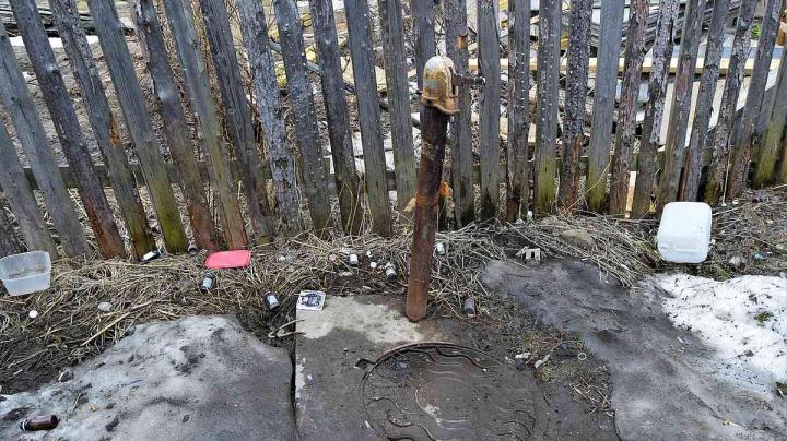 водоколонка в мусоре
