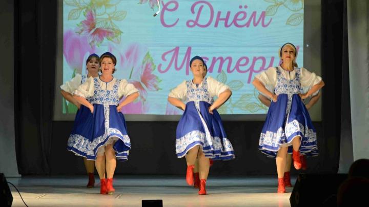 танец на сцене