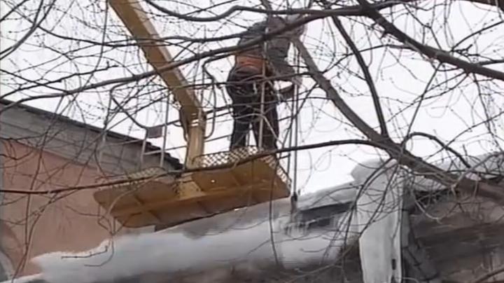 чистят крышу