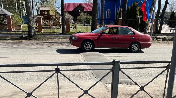 Машина въезжает на дорожное препятствие
