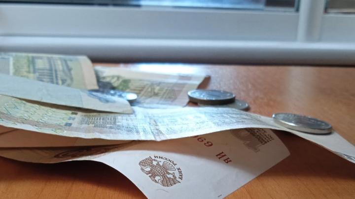 деньги на столе по лучами света