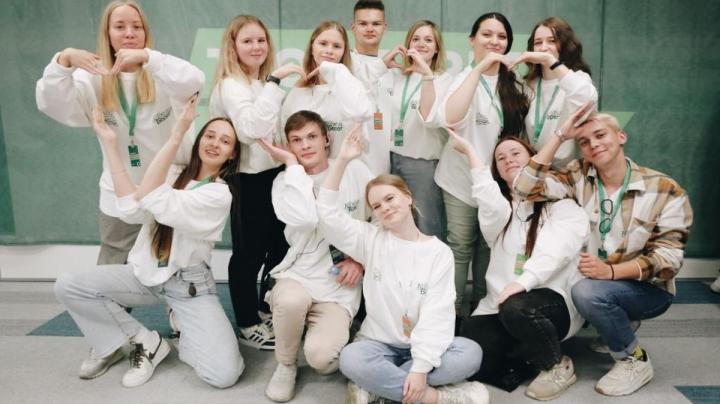 группа молодых людей