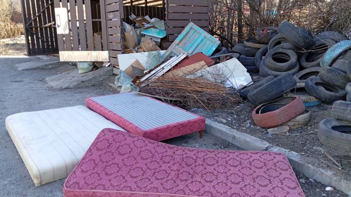 заваленная мусором площадка