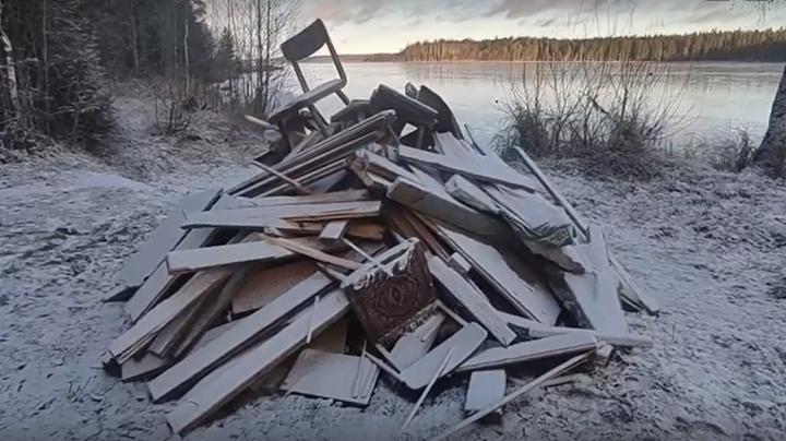 свалка на берегу