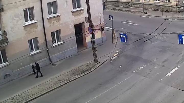 пристал к ребенку
