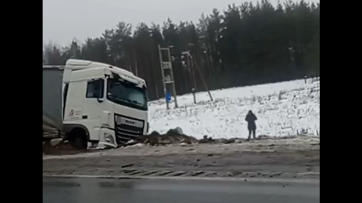 фура в кювете