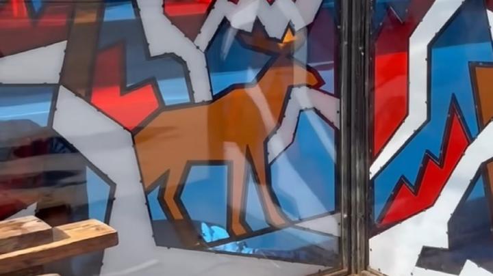 Витражное панно на остановке