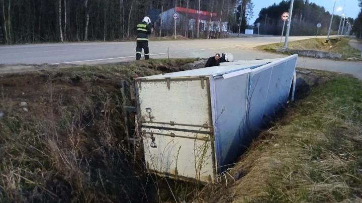 Грузовик перевернулся в Карелии