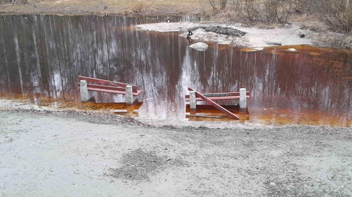 скамейки в воде в парке Патриот