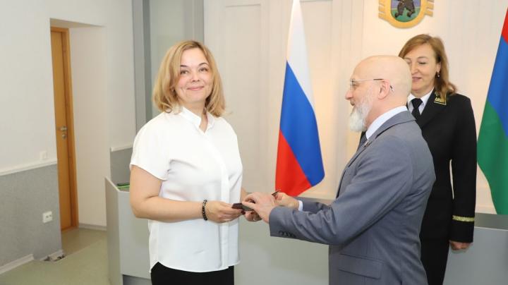 Шандалович вручает Пиванковой удостоверение