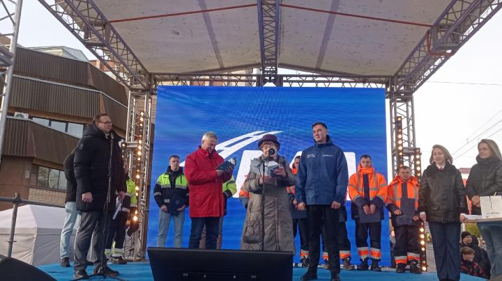 подарок на открытии моста