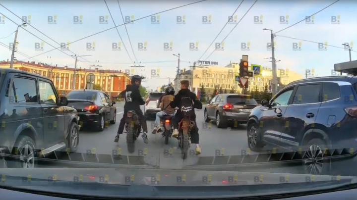 Подростки на питбайках