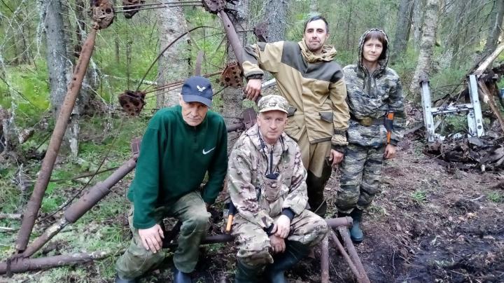 посковики у обломков самолета