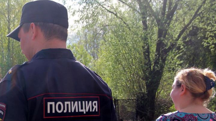 Полицейский опрашивает граждан