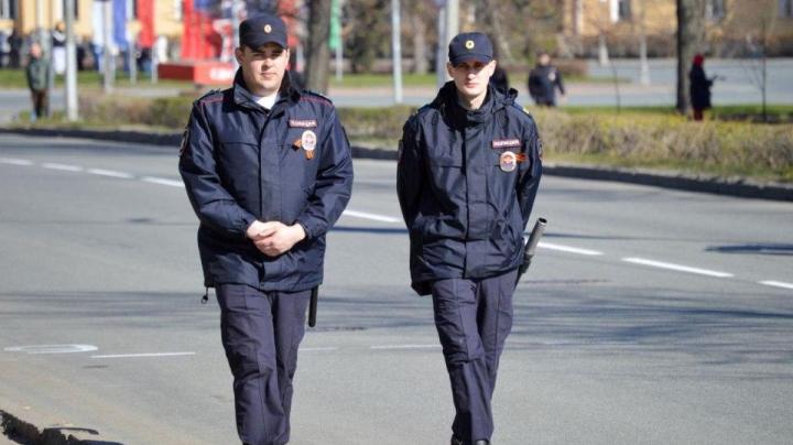 Полицейские на улице города