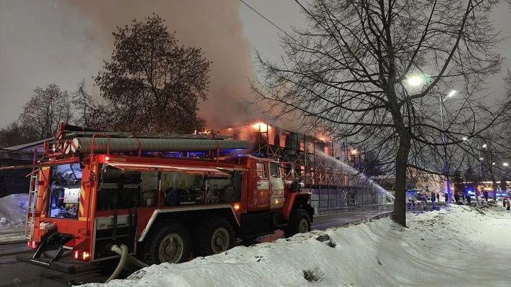 пожарная машина на месте пожара